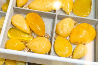 Sürü ile Baltık amber değerli taş takılar