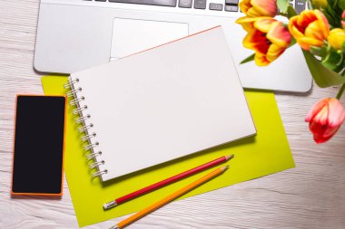 Ofis Masası ve Lale buketi 