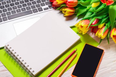 Ofis Masası ve Lale buketi 