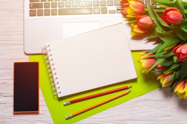 Ofis Masası ve Lale buketi 