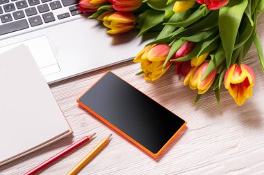Ofis Masası ve Lale buketi 