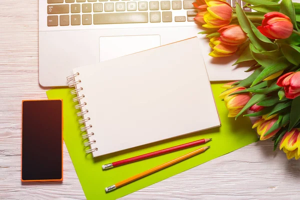 Ofis Masası ve Lale buketi 