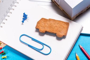 Gingerbread çerezleri şekilli, lojistik konsept kamyon