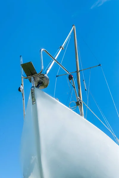 Nose of white yacht on blue sky — Stock Photo, Image