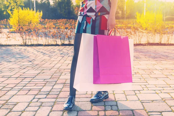 Ung kvinna som håller i shoppingväskor — Stockfoto