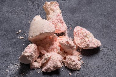 Siyah taş zemin üzerine pembe banyo tuzu 