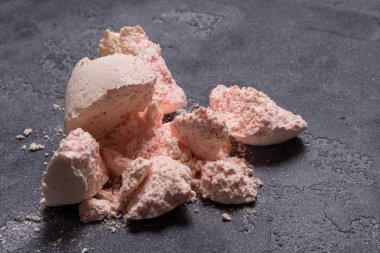 Siyah taş zemin üzerine pembe banyo tuzu 