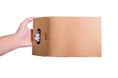 Kadın eli ile tutacağı olan boş karton kutu