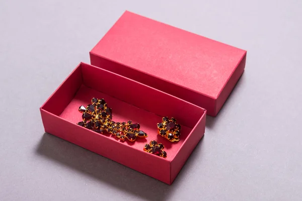 Czerwone pudełko kartonowe z biżuterią, makiety izolatów — Zdjęcie stockowe