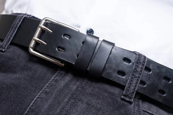 Zwarte man jeans met leren riem en metalen gesp — Stockfoto