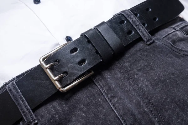 Чорний чоловік джинси зі шкіряним поясом і металевою пряжкою — стокове фото