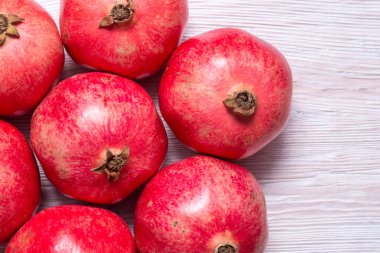 Ahşap arkaplanda bir grup kırmızı yakut.