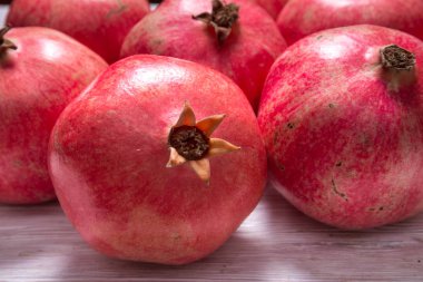 Ahşap arkaplanda bir grup kırmızı yakut.