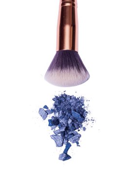 Mavi ve gri göz farı pudrası ile fırça, izole
