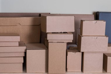 Depoda bir sürü farklı karton kutu var.