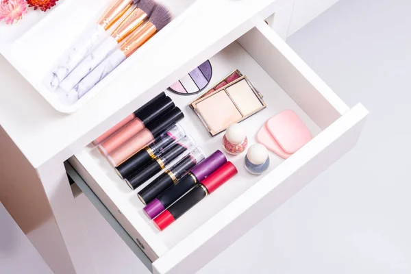 Set verschiedener Kosmetika in der Schublade — Stockfoto