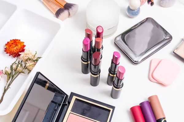 Set verschiedener Lippenstifte auf Kosmetiktisch — Stockfoto
