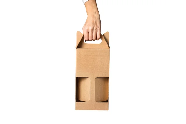Caixa de papelão marrom com alça, isolada, para garrafas de urso — Fotografia de Stock