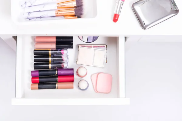 Conjunto de cosméticos diferentes em caixa de gaveta — Fotografia de Stock