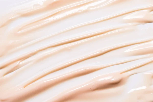 Frottis de fondation pour le visage. Liquide cosmétique isolé sur blanc — Photo