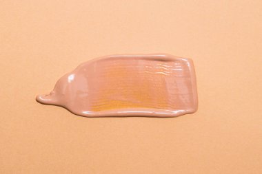 Yüz için temel izleri var. Krema üzerine kozmetik izole sıvı