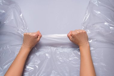 Kadın elleri polietilen filmi çeker