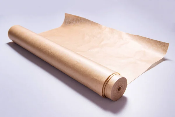 Rolo de papel manteiga sobre fundo cinzento — Fotografia de Stock