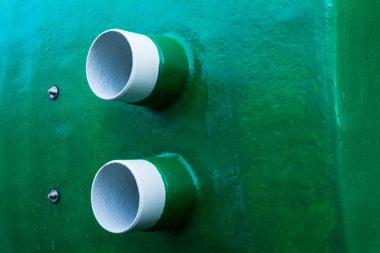 İzole edilmiş büyük, yeşil metal su ve sıvı varil deposu.