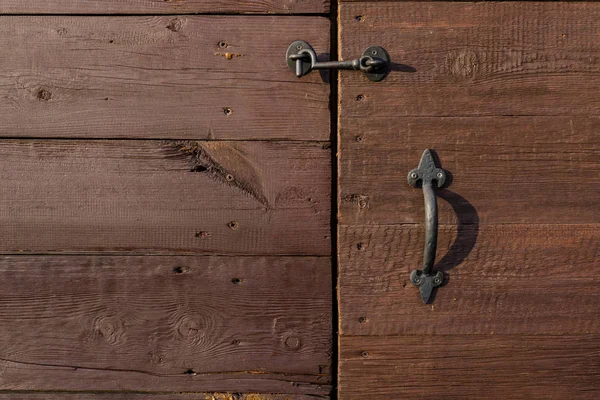 Porta de madeira velha com trava de gancho de metal — Fotografia de Stock