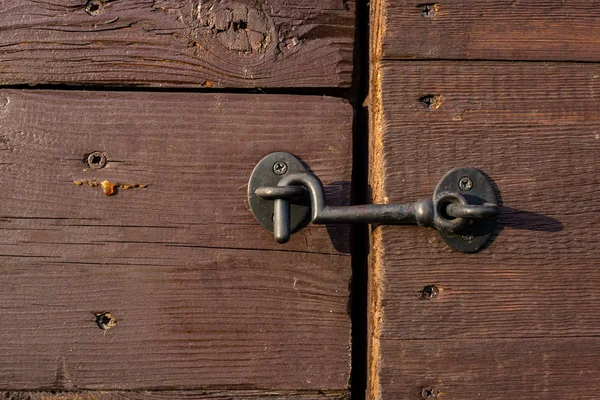 Porta de madeira velha com trava de gancho de metal — Fotografia de Stock