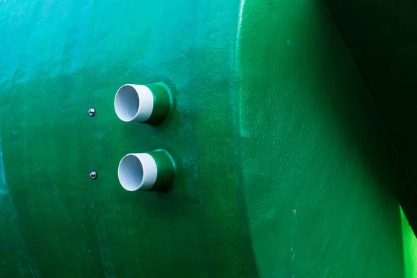 İzole edilmiş büyük, yeşil metal su ve sıvı varil deposu. — Stok fotoğraf