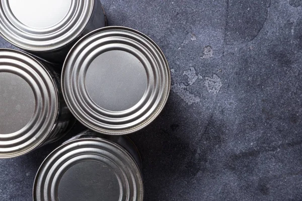 Conjunto de latas de metal na mesa escura cinza, espaço de cópia — Fotografia de Stock