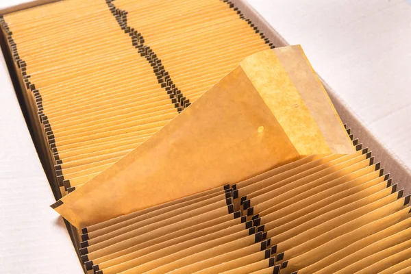 Viel brauner Papierpostumschlag im Karton — Stockfoto