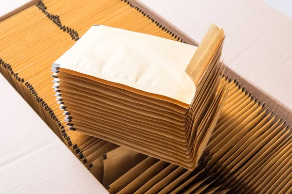 Veel bruine papieren envelop in kartonnen doos — Stockfoto