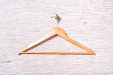 Boş ahşap kaplamalı elbise askısı beyaz ahşap duvarda asılı., 