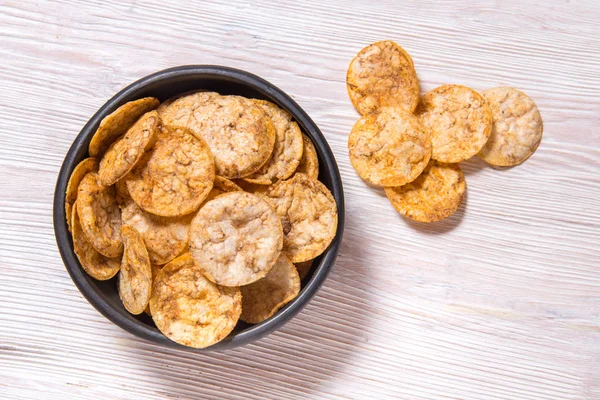 Montón de vista superior de chips de arroz de grano entero orgánicos, crujientes, horneados —  Fotos de Stock