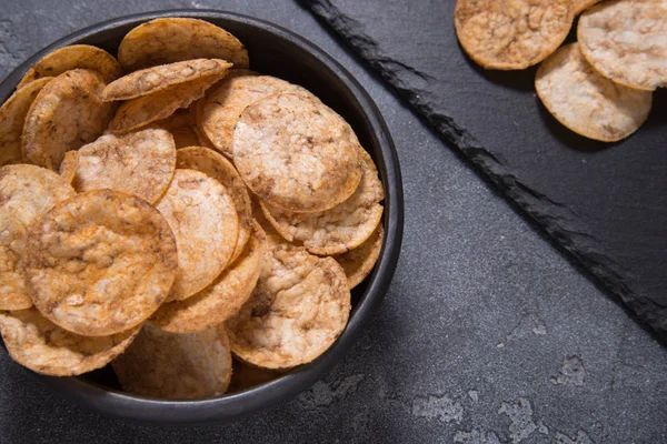 Montón de vista superior de chips de arroz de grano entero orgánicos, crujientes, horneados — Foto de Stock