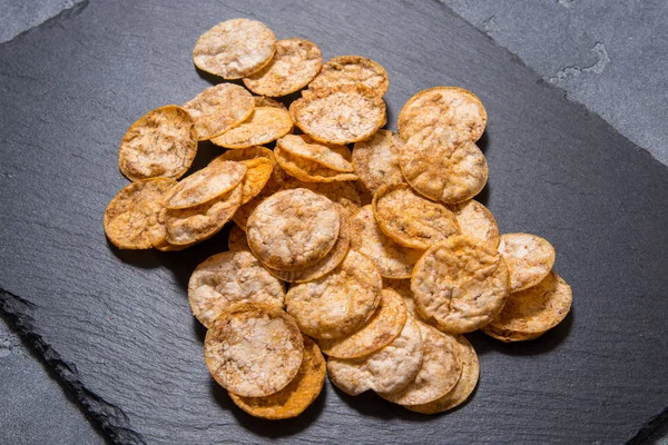 Bovenaanzicht stapel biologische, knapperige, gebakken, volkorenrijst chips — Stockfoto