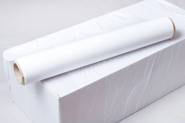 Embalagem caixa de papelão com filme de palete branco, de perto — Fotografia de Stock