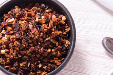 Kış mevsiminde ahşap masada meyve çayı