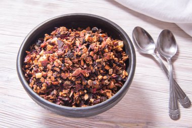 Kış mevsiminde ahşap masada meyve çayı