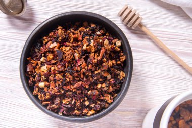 Kış mevsiminde ahşap masada meyve çayı