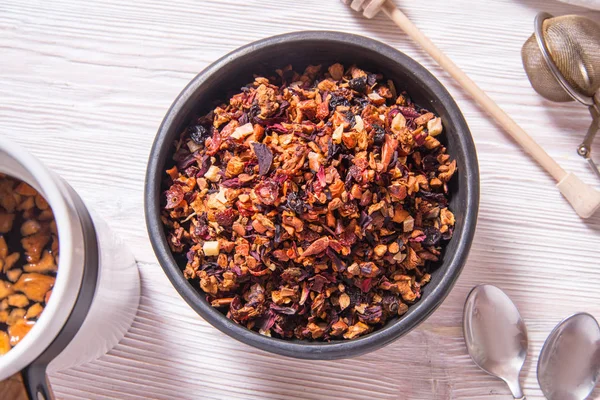 Té de frutas en invierno en mesa de madera —  Fotos de Stock