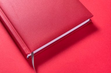 Kırmızı arkaplan üzerine not defteri