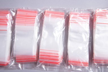 Bir sürü fermuar çantası, sürgülü depolama çantaları, gri arka plan.