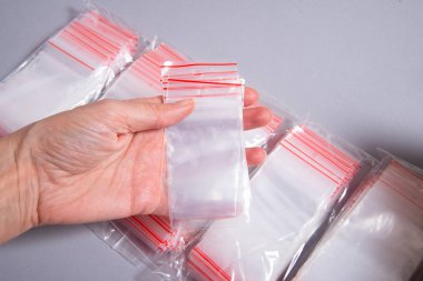 Bir sürü fermuar çantası, sürgülü depolama çantaları, gri arka plan.