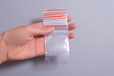 Bir sürü fermuar çantası, sürgülü depolama çantaları, gri arka plan.