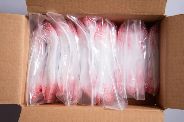 Lote de bolsas de almacenamiento con cremallera, bolsas de almacenamiento deslizantes en caja de cartón —  Fotos de Stock