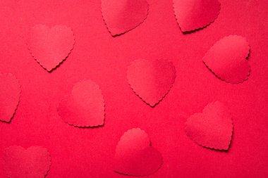 Kalp dekorasyonlu kırmızı arkaplan, kopyalama alanı