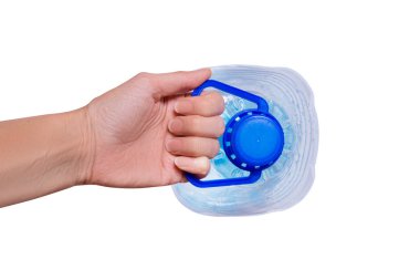 Elinde plastik bir şişe tutan bir kadın.
